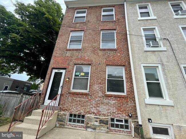 Building Photo - 802 E Elm St Rental