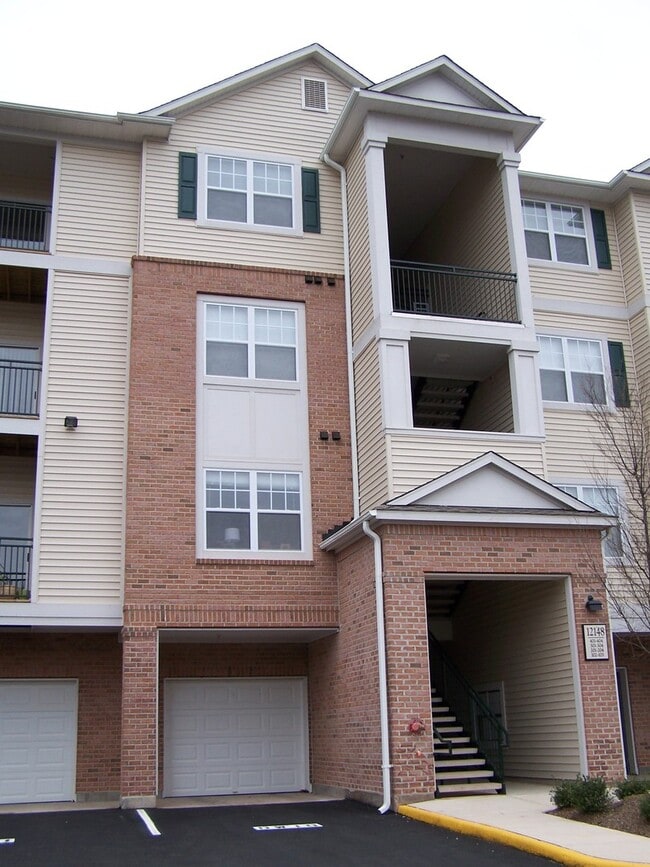2 Bedroom Suites & Garage Parking - 2 Bedroom Suites & Garage Parking