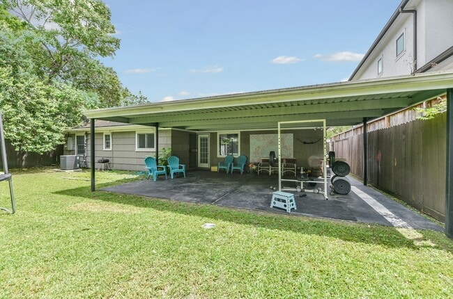 Building Photo - 4702 Maple St