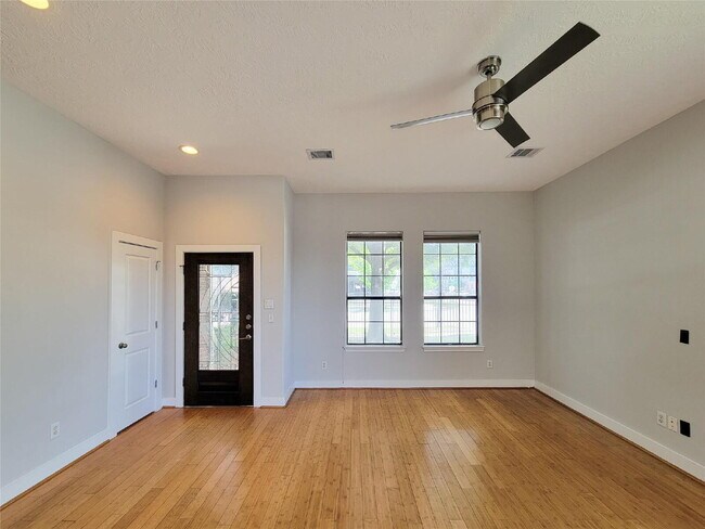 3 Bed Townhome in 77003 Near Minute Maid Park + First-Floor Living
