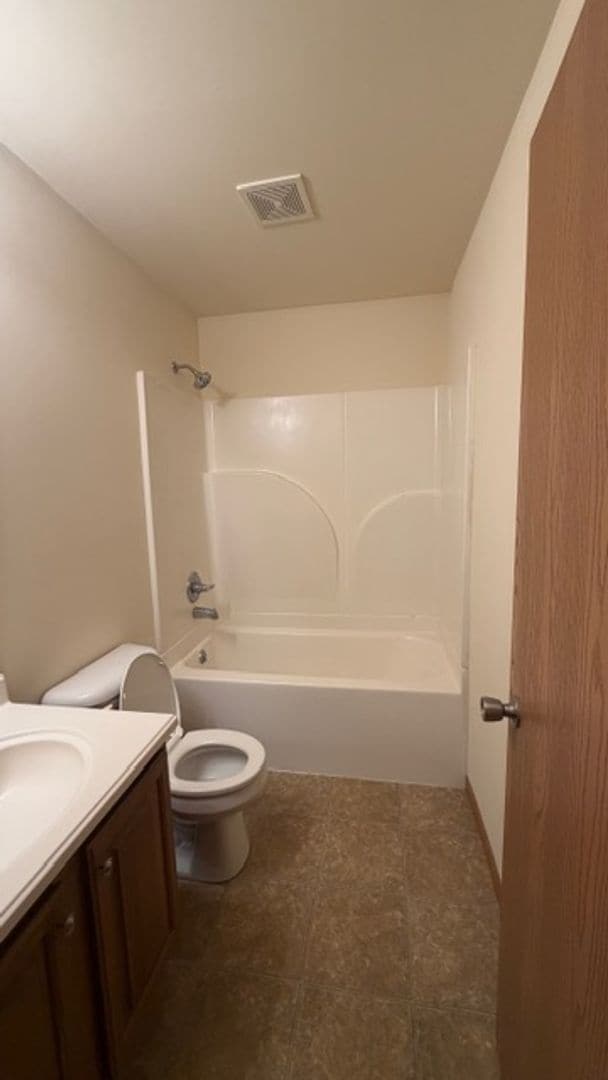 Building Photo - 21 Village W Ct Unit 201