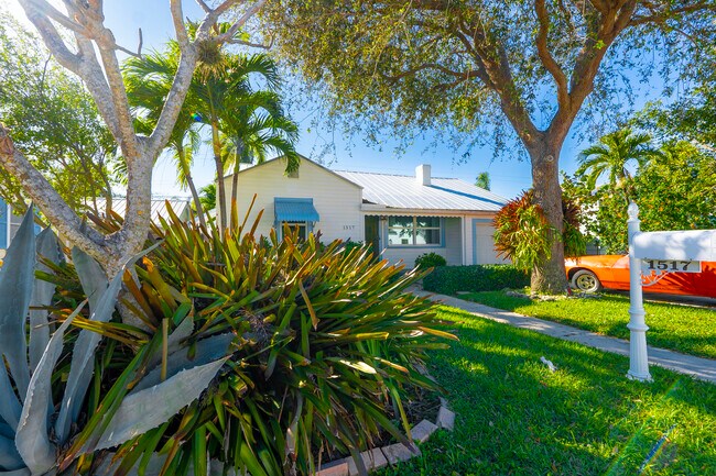 front of house - 1517 N Palmway