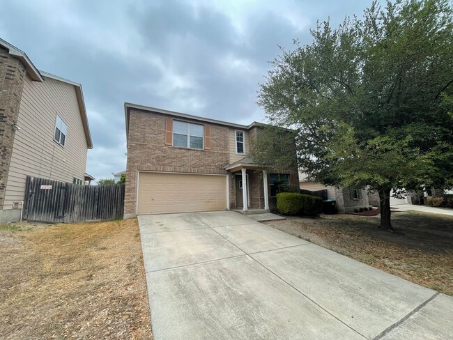 LOTS OF SQUARE FOOTAGE IN THIS 4 BEDROOM H... - LOTS OF SQUARE FOOTAGE IN THIS 4 BEDROOM H... House
