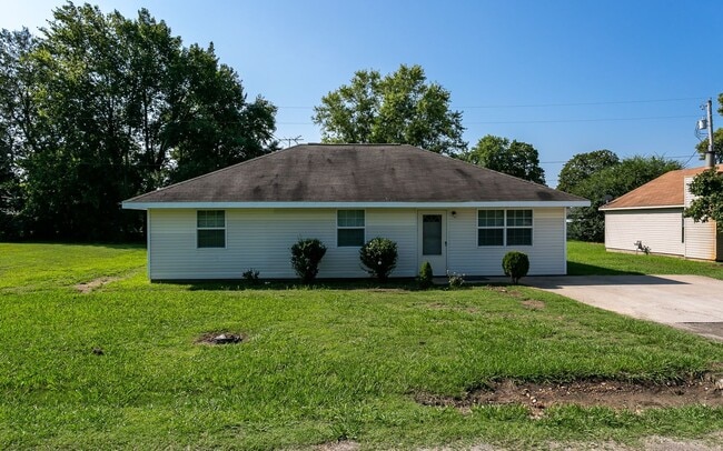 Building Photo - 3 bedroom, 2 bath house