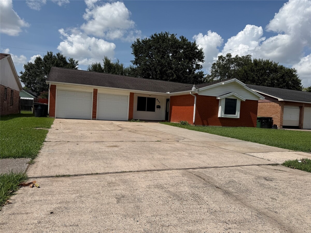 Photo - 843 Regal St