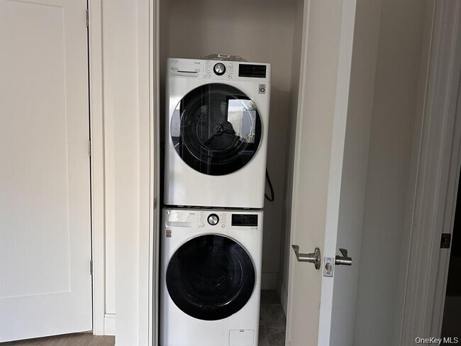 Photo - 362 W Merrick Rd Unit 207