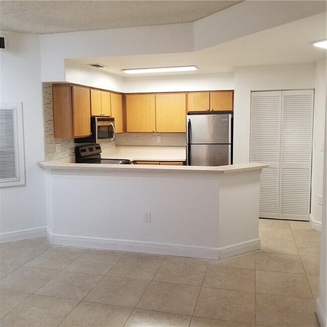 Building Photo - 2550 SW 18th Terrace Unit 1501 Rental