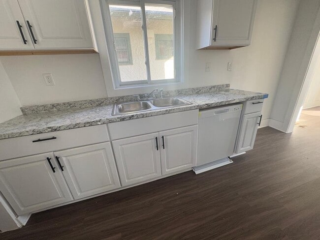 Kitchen - 101 Colorado St