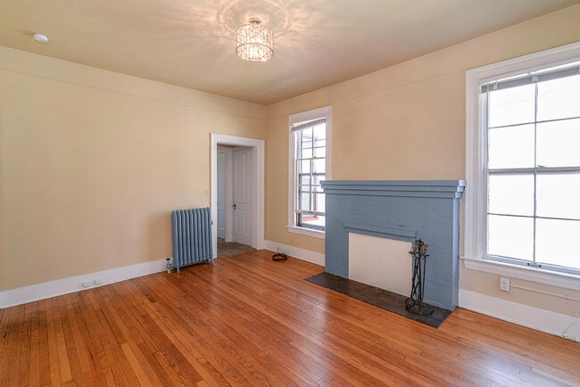 Light filled hardwood floors Kerrytown apartment - 521 Elizabeth Street Unit 2