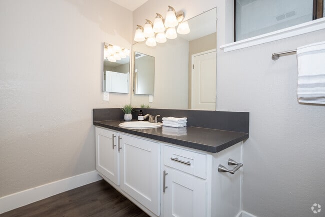 Baño de 1BR, 1BA y 688SF