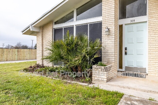 Photo - 319 Gaiety Ln