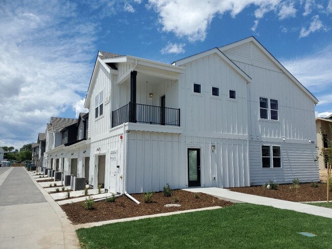 Building Photo - Newer 2 Bed / 2 Bath 2nd Floor Condo w/ 2 Car Garage Unit F