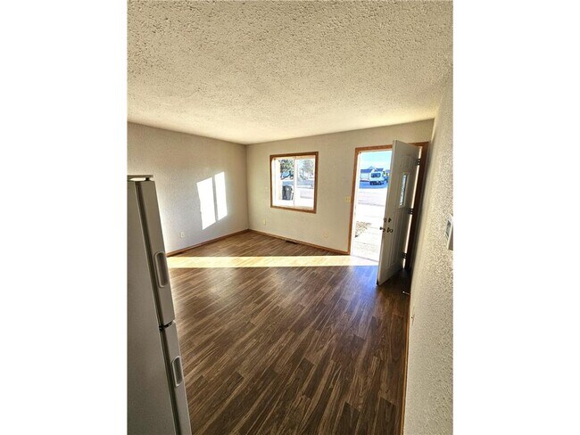 Photo - 905 E 5th St