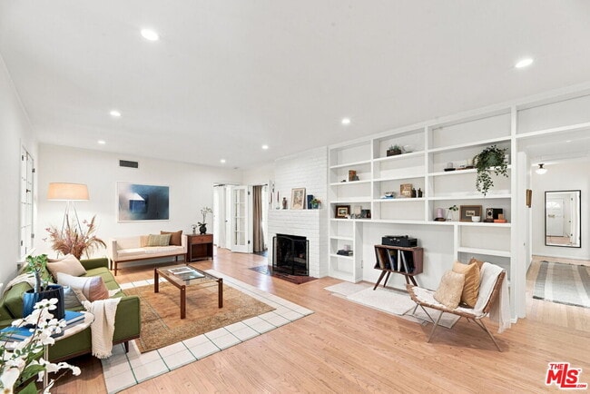 Photo - 11363 Gladwin St