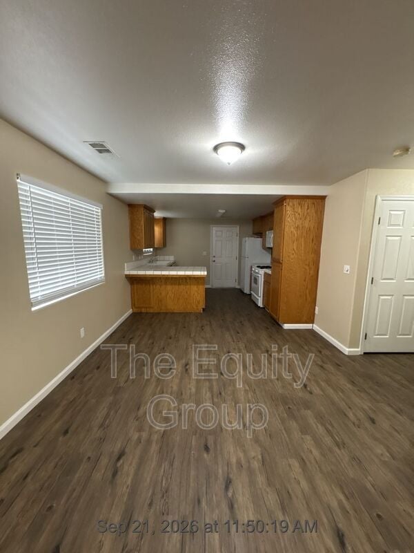 2322 N Vickie Ct