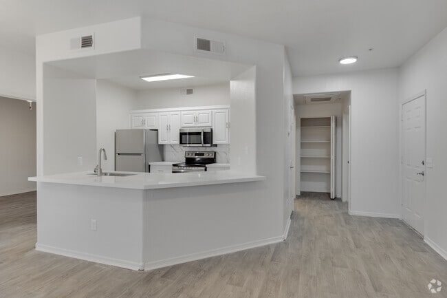 1BR, 1BA - 740SF