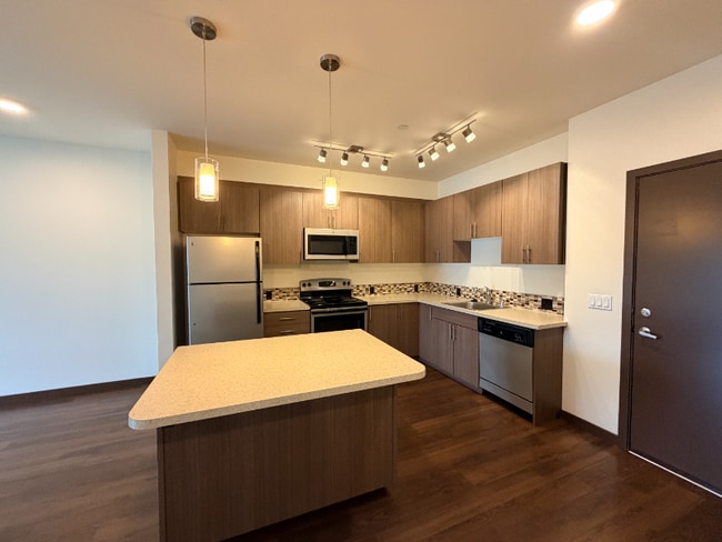 Building Photo - 580 8th Ave NE