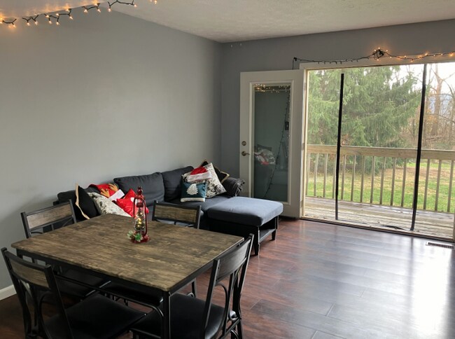 Photo - 526 E Graham Pl