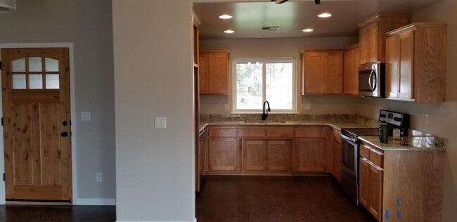 Photo - Redwood Area, Cul-de-sac Home close to Medical and Shopping