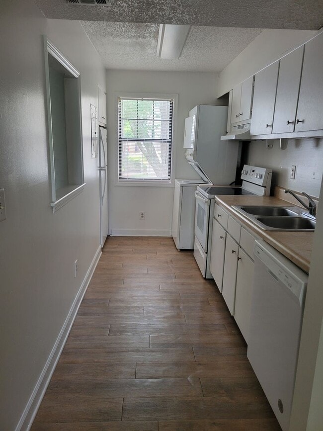 Photo - 2 bed 2.5 bath townhouse!
