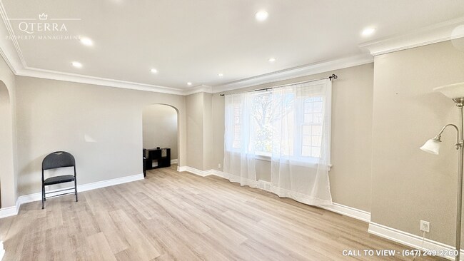 Photo - 1052 King St E