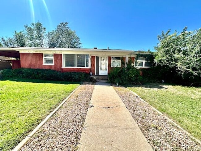 Building Photo - Move in Discount! Charming Ranch Style Sin... Rental