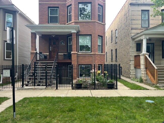 Building Photo - 3724 W Lyndale St Unit 1