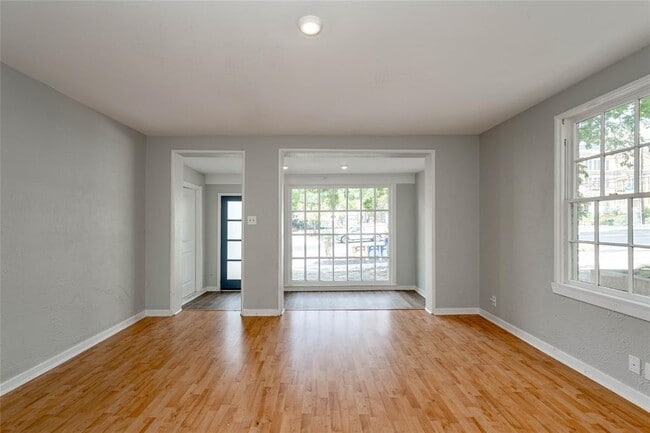 Photo - 807 W 12th St