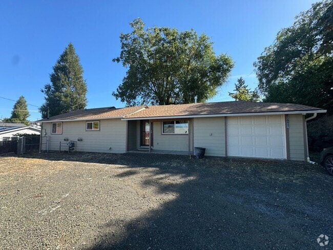 Building Photo - Roseburg 2 bedroom, 1 bath house with garage