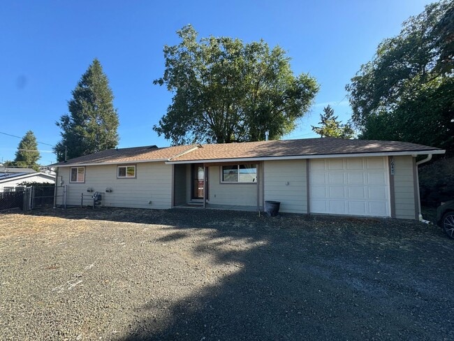 Building Photo - Roseburg 2 bedroom, 1 bath house with garage