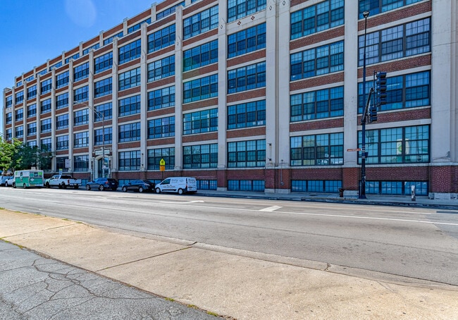 Building Photo - 3963 W Belmont Ave Unit 230 Rental