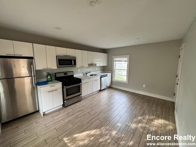 Building Photo - 13 Pleasant St Unit 8