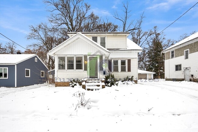 Photo - GORGEOUS 4 BEDROOM HOME!!! Available NOW- Month to month lease only!