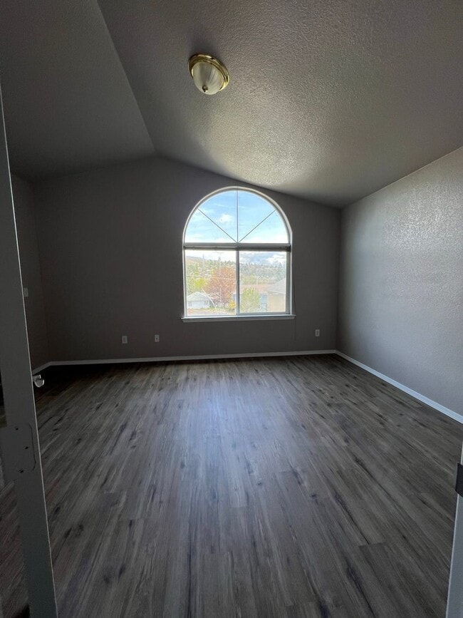 Photo - 3 Bedroom, 2.5 Bathroom Townhouse - Near O...