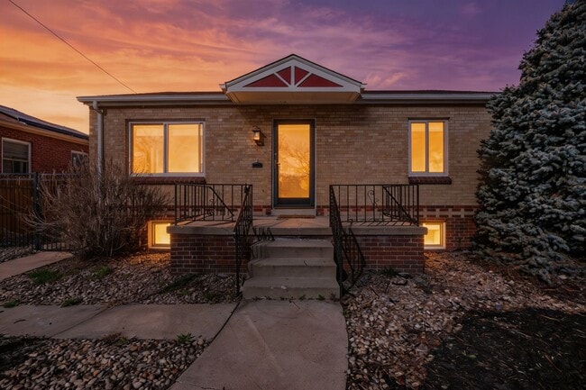 Photo - Available NOW! 3 Bedroom 2 Bath Beautiful Home in Sunny Side!