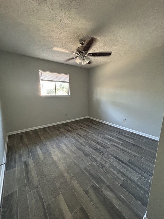 Photo - 945 Applewood Ln