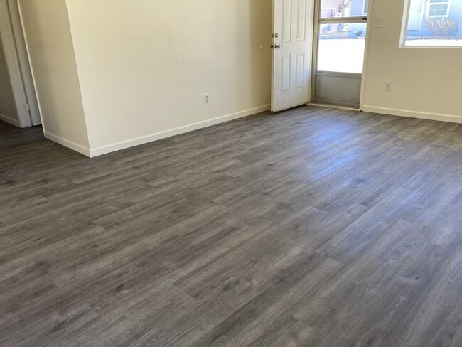 COTTAGE #1 - LIVING ROOM LOOKING TOWARDS FRONT DOOR ENTRANCE - 549 W Wickenburg Way Apartments Unit 1