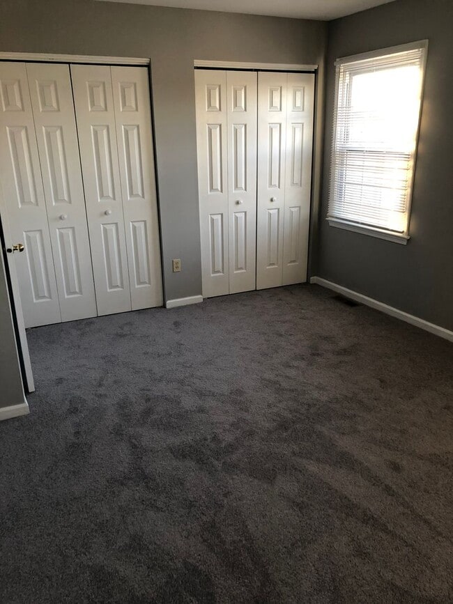 Building Photo - 2 bedrrom + basement Townhouse with Waterv...