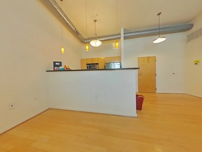 Building Photo - 1101 W Marshall St Unit Apt 217
