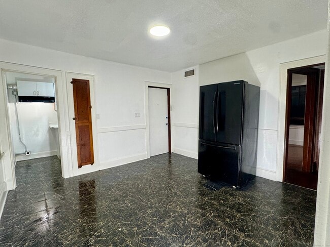 Building Photo - 375 N Elm St Unit 2