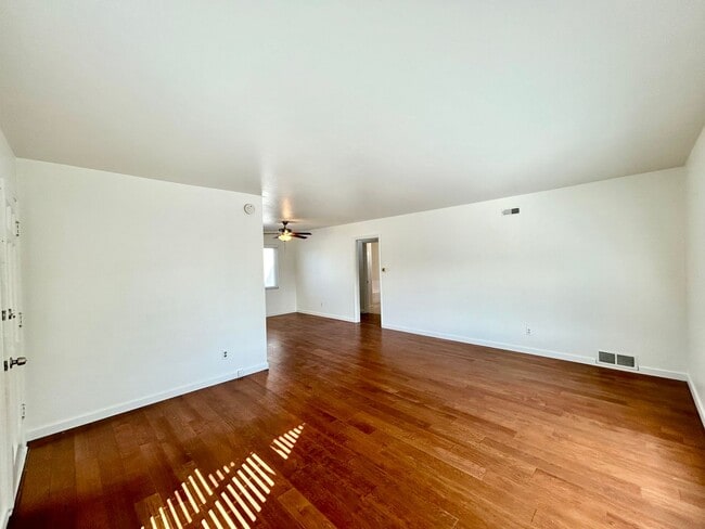Photo - 2 Bed, 1 Bath in Central SD. Water/Trash/Parking Included Unidad 4442