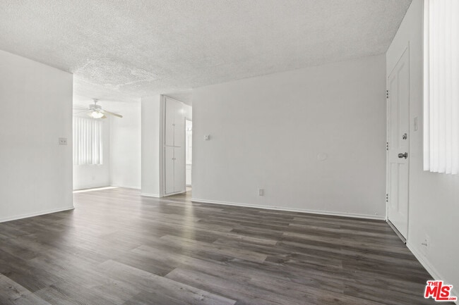 Photo - 14108 Doty Ave