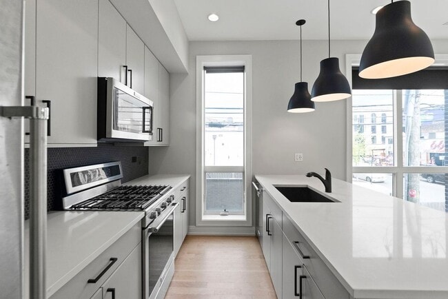 Photo - 1050 W Cornelia Ave