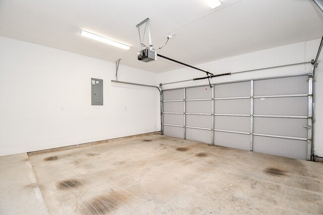 Building Photo - 2404 Hadley St