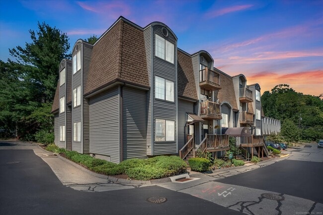 Building Photo - 48 N Mountain Rd Unit 301 Rental