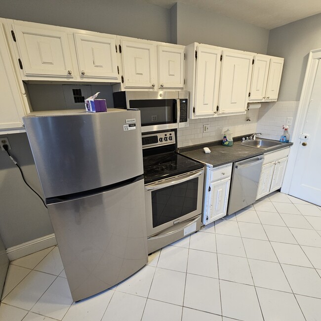 Building Photo - 48 Strathmore Rd Unit 43