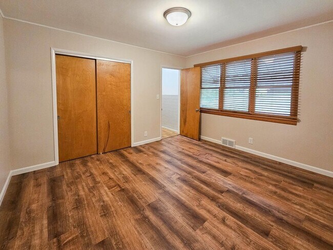 Photo - 937 Collins Rd