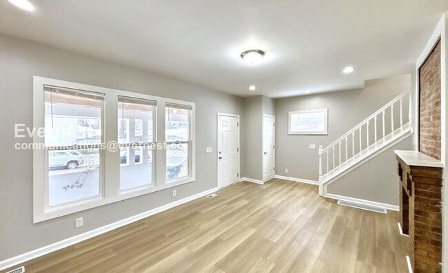 Photo - 2432 Steele Ave