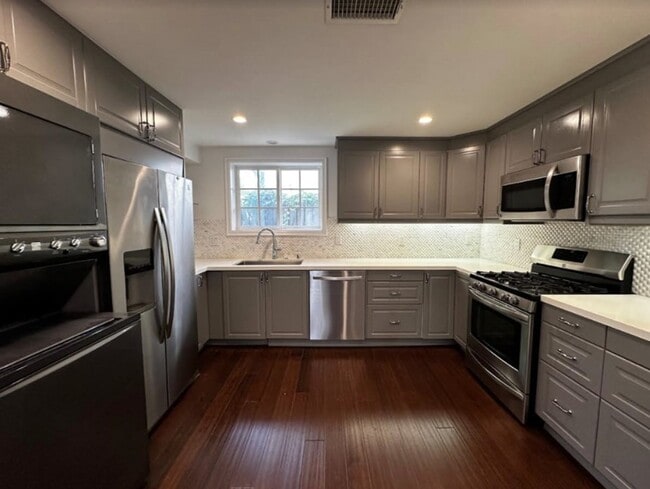 Kitchen and MajorAppliances - 1205 N Spaulding Ave Unit 1205 North Spaulding Ave