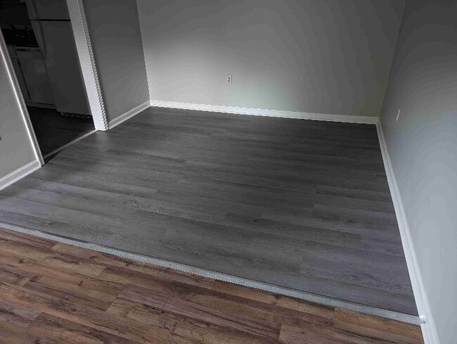 Photo - 305 Molloy Ct